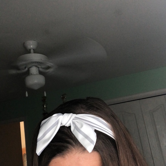 Charming Charlie’s Headband Bow Tie - Picture 2 of 2